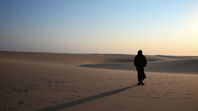 صورة أرشيفية تعبيرية لشخص يقف بصحراء بالسعودية 
