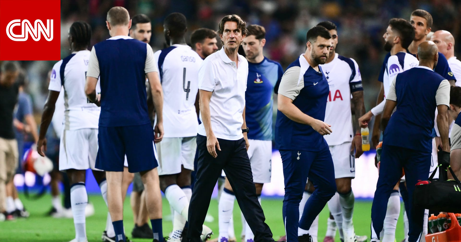 تصرف مثير للجدل من لاعبي توتنهام مع مدربهم بعد الخسارة أمام تشيلسي