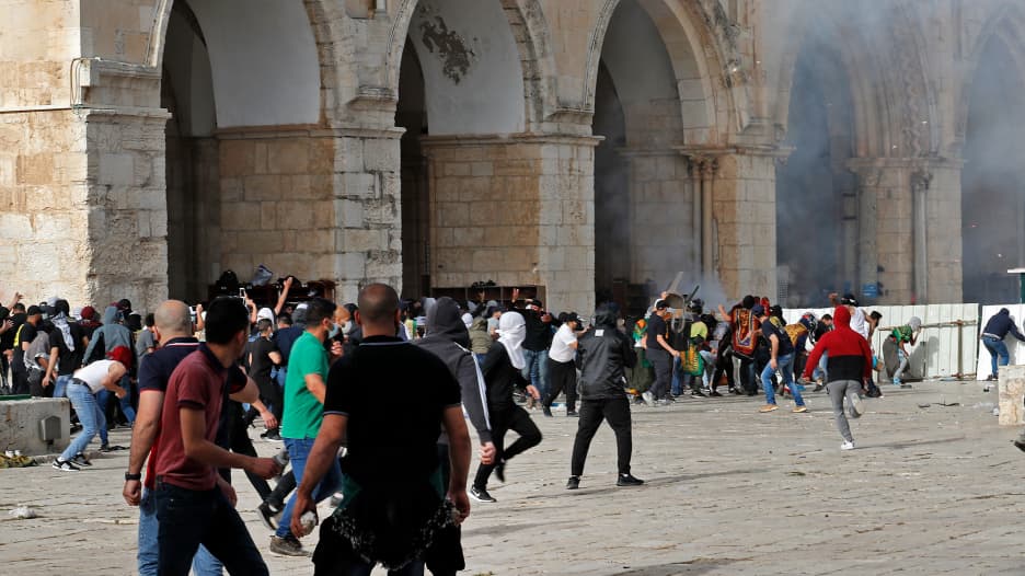 شاهد.. اشتباكات في باحات المسجد الأقصى بين الشرطة الإسرائيلية وفلسطينيين