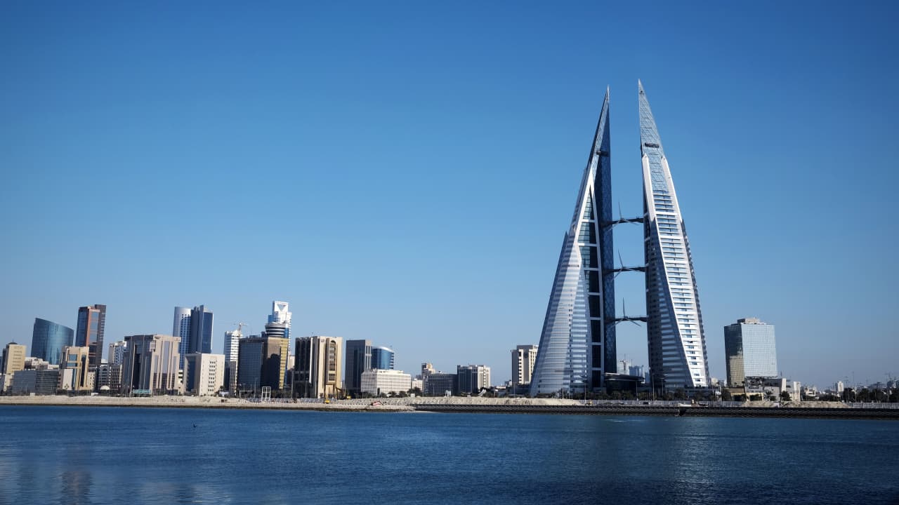 "حاول إخفاء مصادر أموال مشبوهة".. البحرين تعلن القبض على شخص
