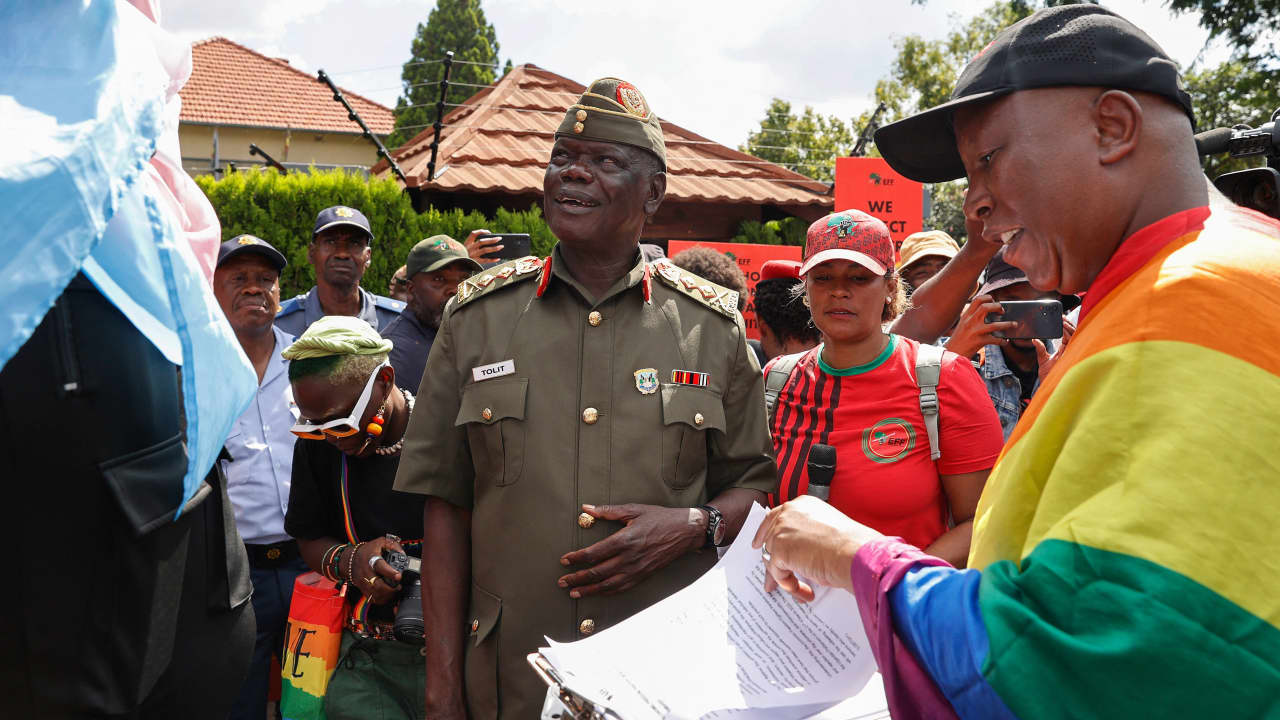 رئيس أوغندا يوافق على القانون "الأكثر قسوة" ضد المثليين في العالم.. وناشط لـCNN: سوف نموت