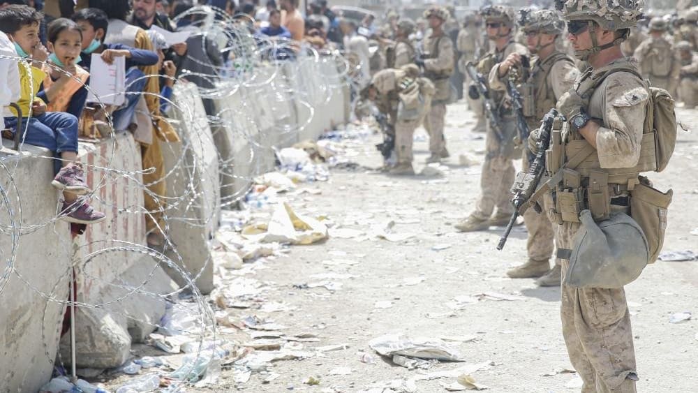 شاهد.. بايدن يقف لحظة صمت على أرواح ضحايا هجوم مطار كابول