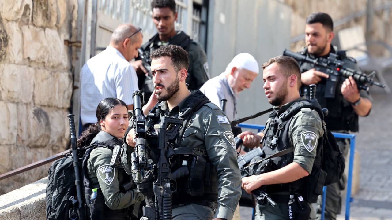 اندلاع اشتباكات بين مصليين فلسطينيين والشرطة الإسرائيلية خارج المسجد الأقصى