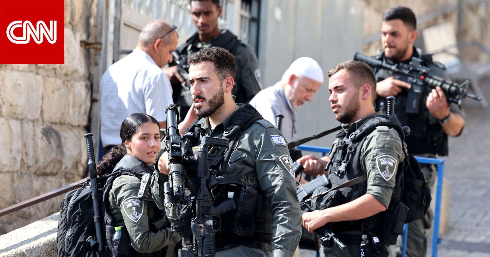 توترات بين مصليين فلسطينيين والشرطة الإسرائيلية خارج المسجد الأقصى