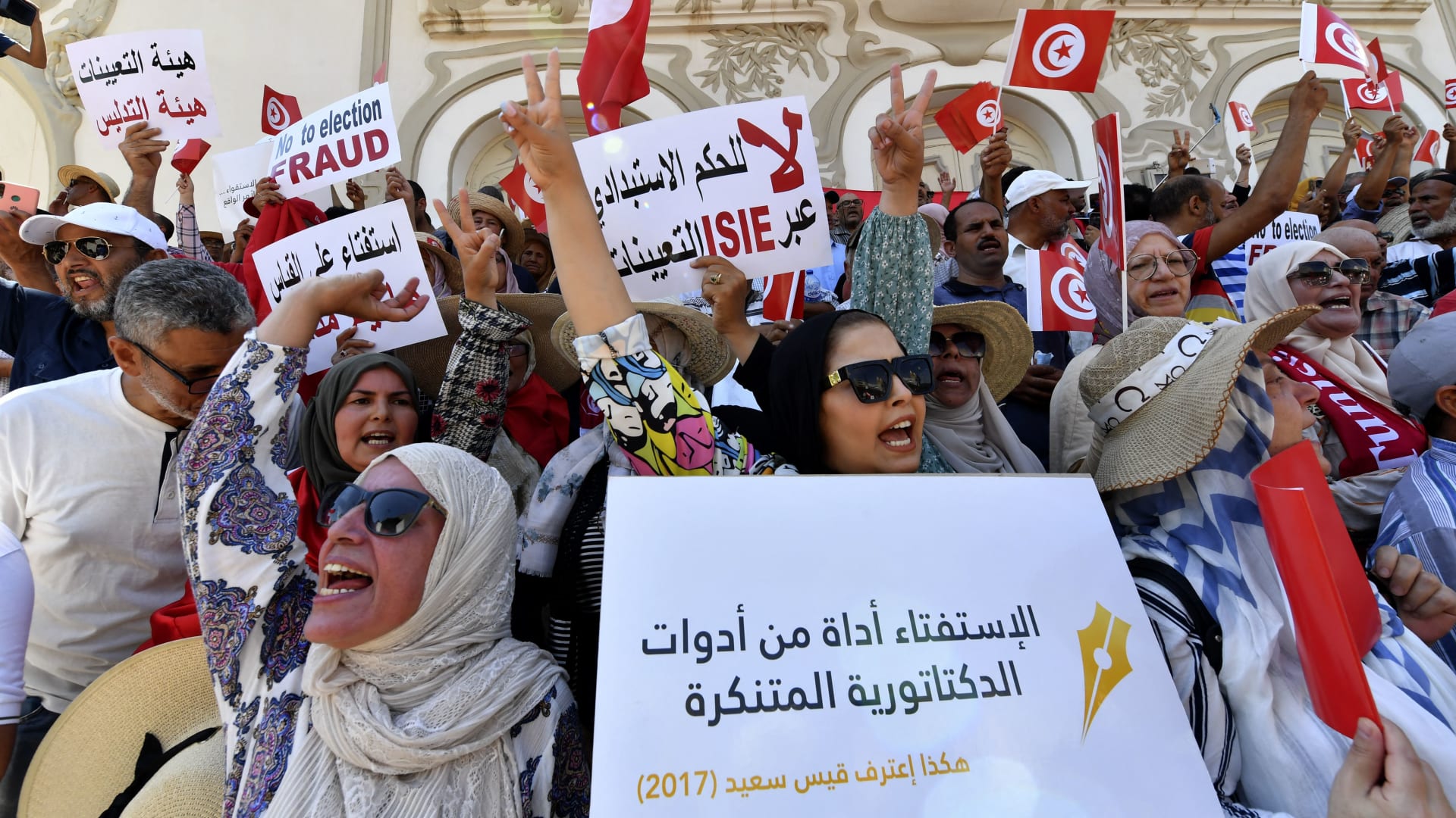 التونسيون يصوتون على دستور جديد يعزز قبضة قيس سعيد على السلطة