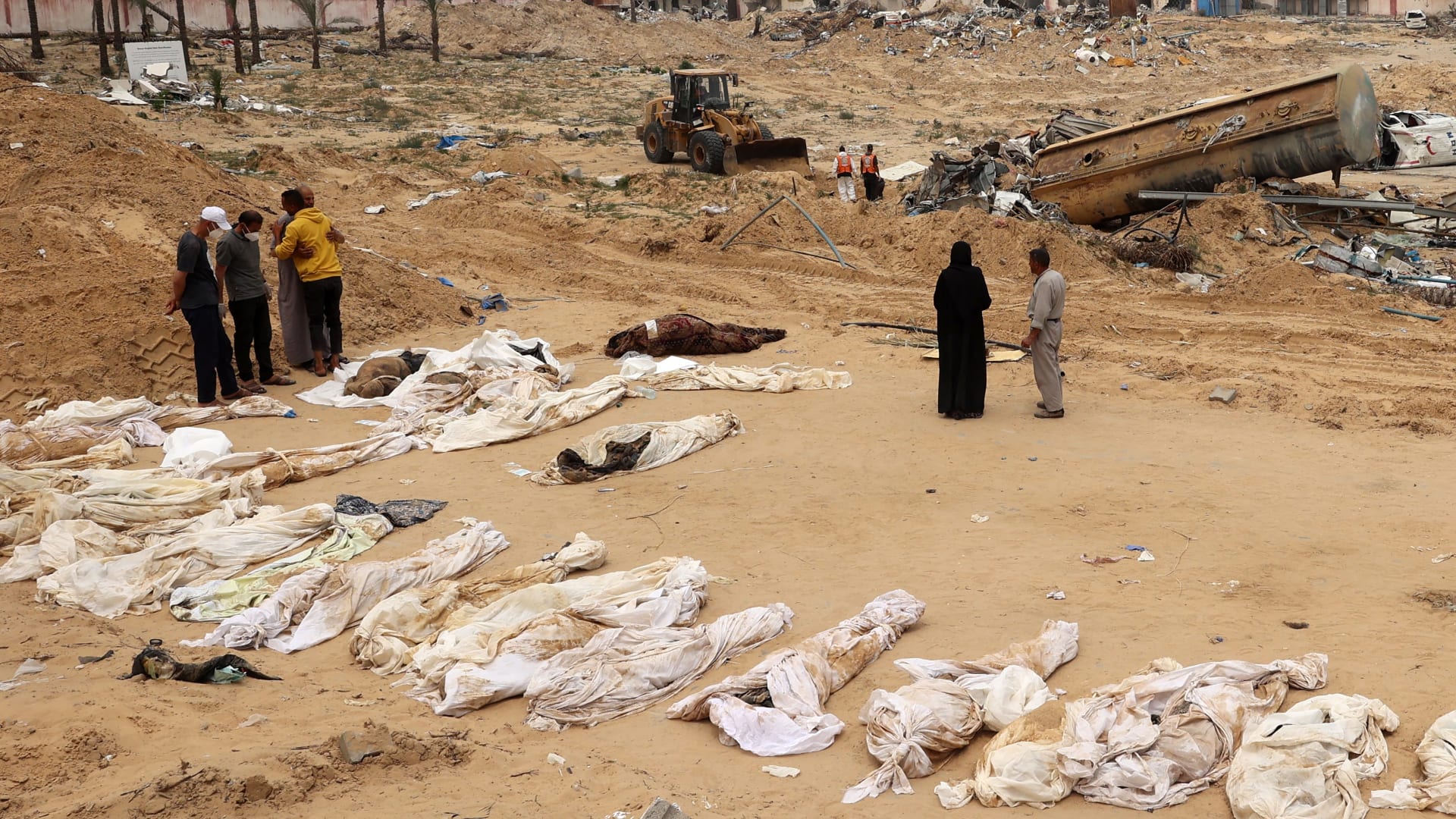 منظمتان تدعوان لإجراء تحقيق دولي في مزاعم وجود "قبور مجهولة" بغزة عقب تقرير CNN