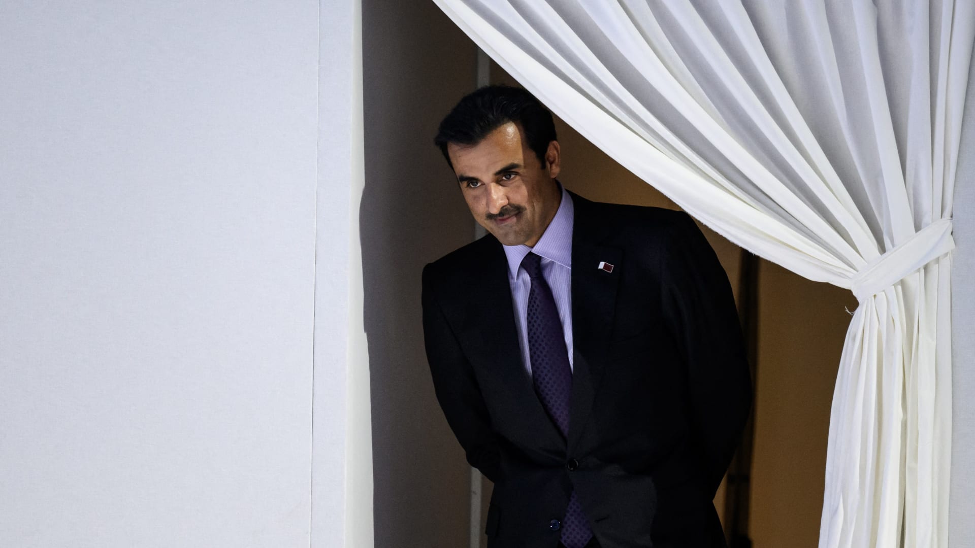 لحظة هبوط طائرة أمير قطر إلى السعودية بعد فتح الحدود والمصالحة الخليجية