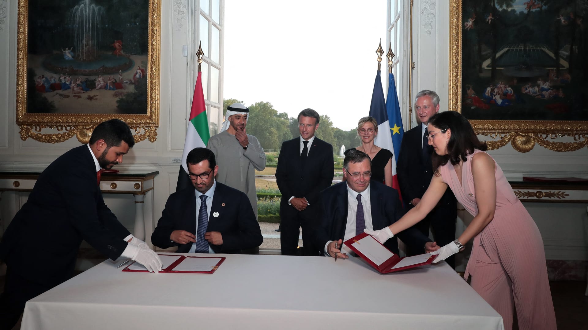 جانب من عملية التوقيع على اتفاقية شراكة استراتيجية شاملة في مجال الطاقة بين الإمارات وفرنسا