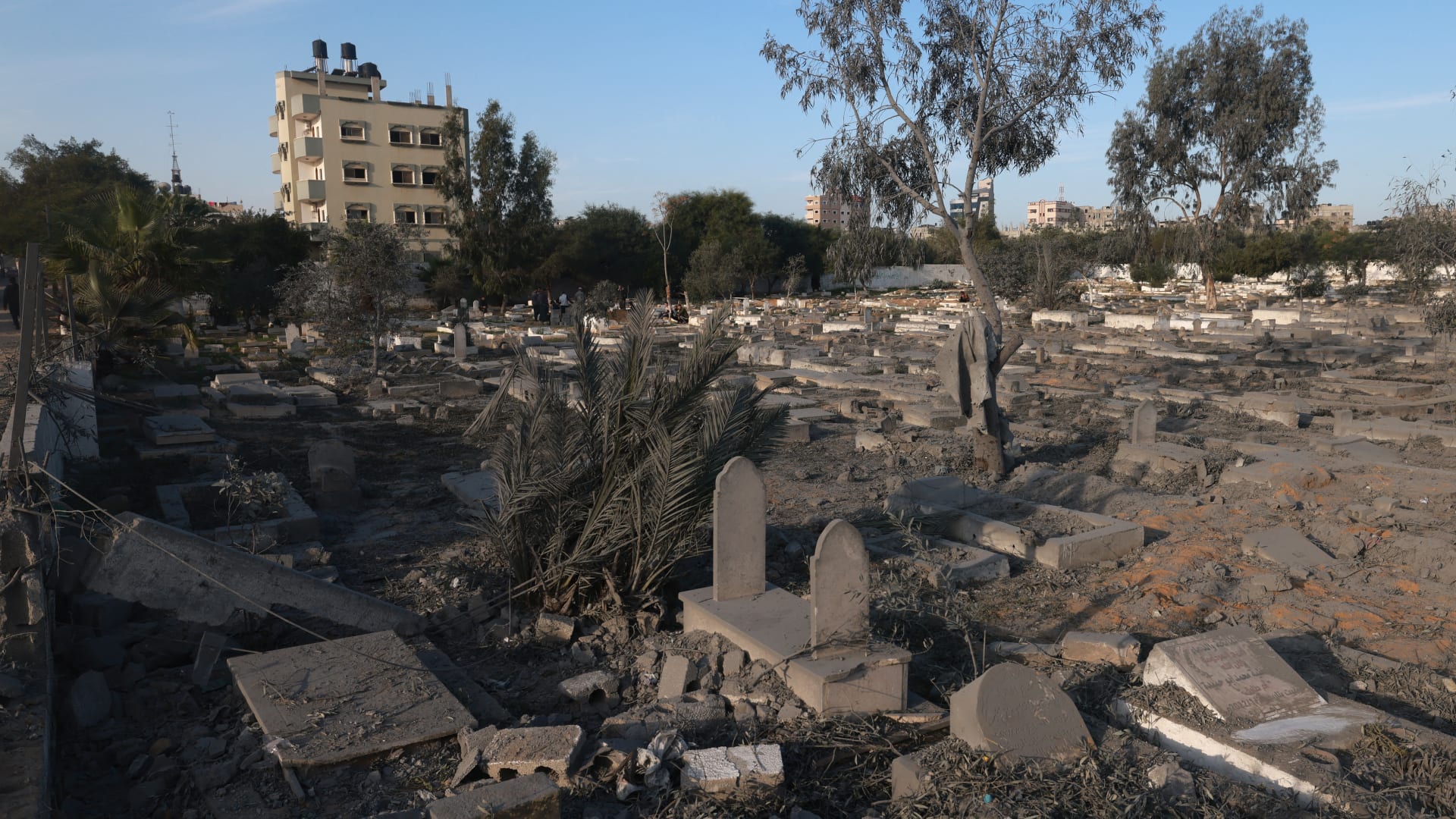 تدعي أنها تبحث عن بقايا رهائن.. شبكة CNN تشهد مباشرة نتائج جرف إسرائيل لمقابر في غزة