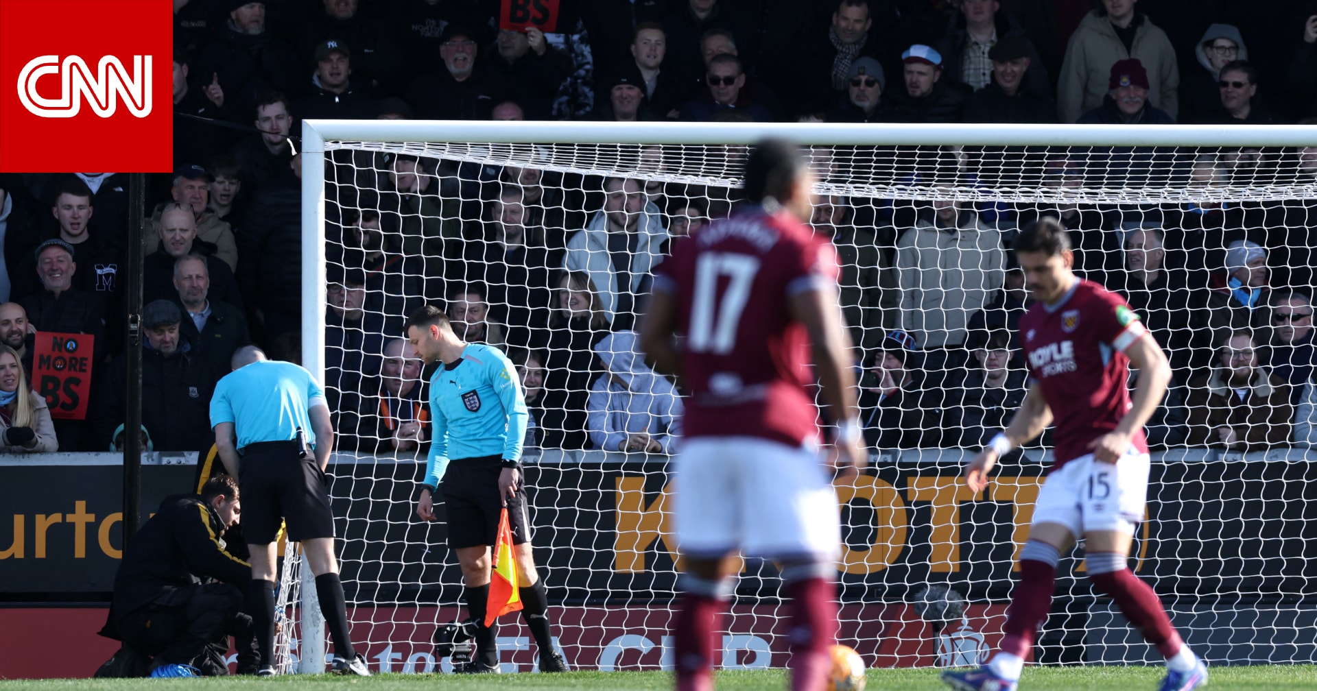 استعانوا بطائرة تجر لافتة.. جماهير وست هام تعبر عن غضبها من إدارة النادي بطريقة "غربية"