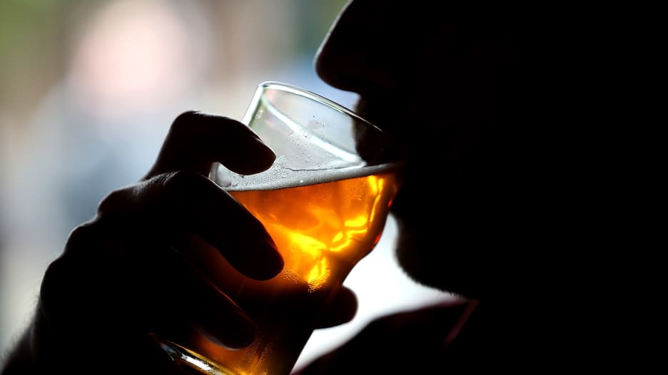 كورونا يتسبب في قفزة هائلة بنسبة الوفيات الناجمة عن شرب الكحول.. شاهد كيف