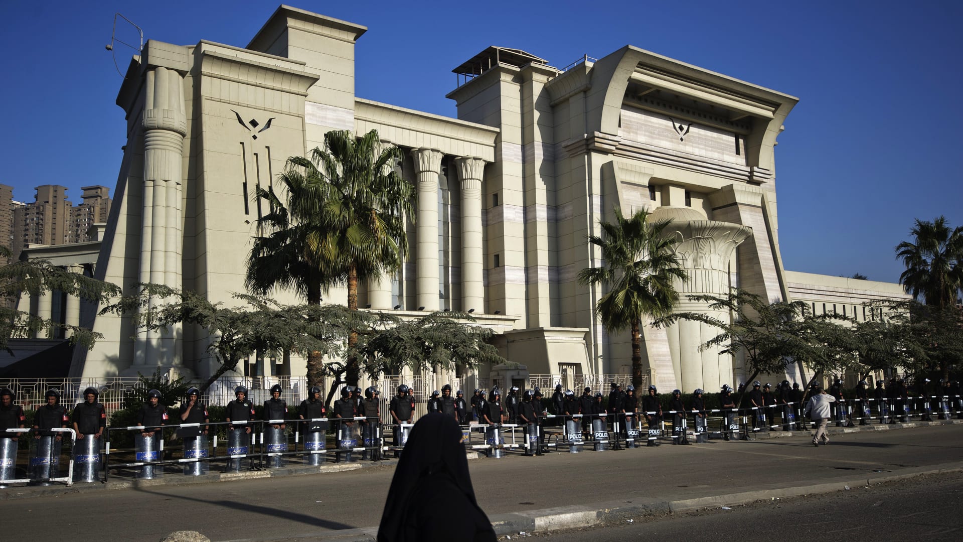 صورة ارشيفية من أمام المحكمة الدستورية العليا بمصر العام 2013