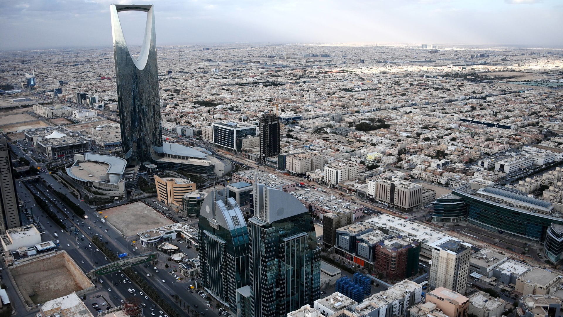 السعودية.. فيديو القبض على وافد يمني لتحرشه بفتاة