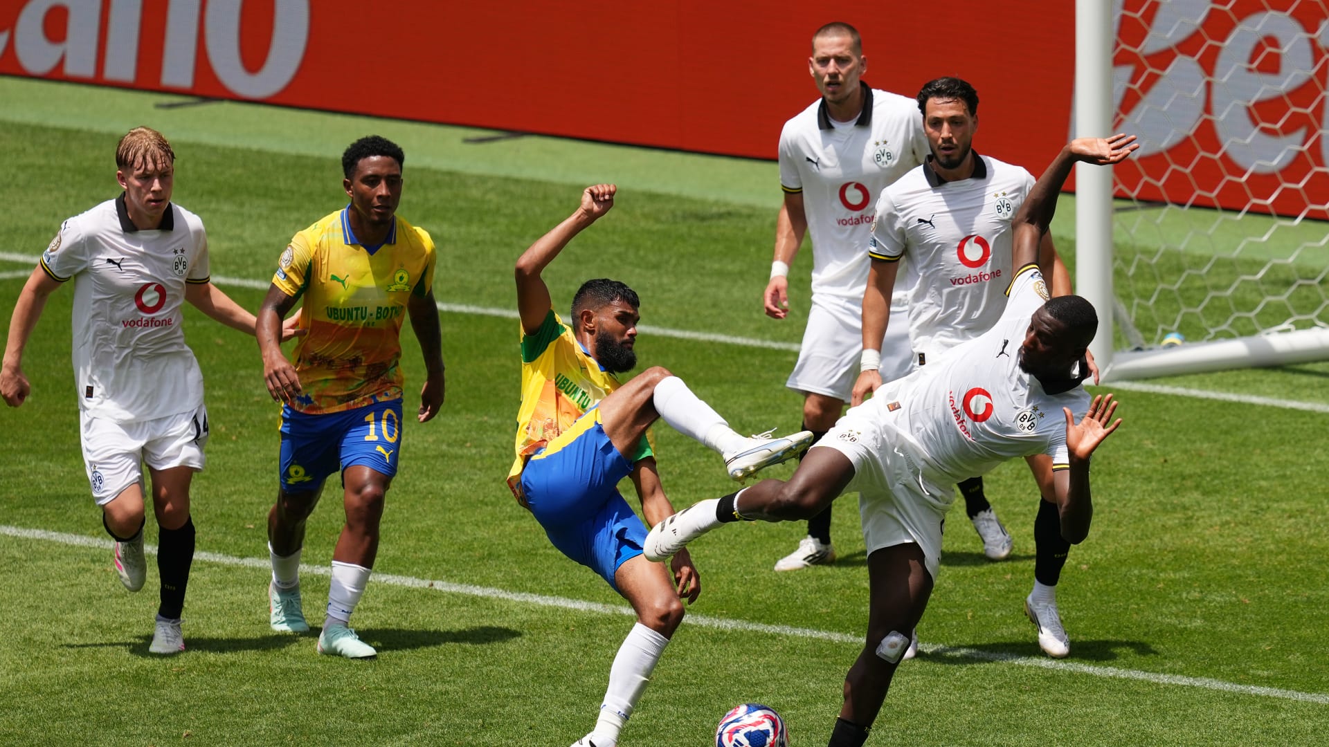 واقعة "غريبة".. هذا ما فعله لاعبو دورتموند في مباراة صن داونز بعد ارتفاع درجة الحرارة بالملعب