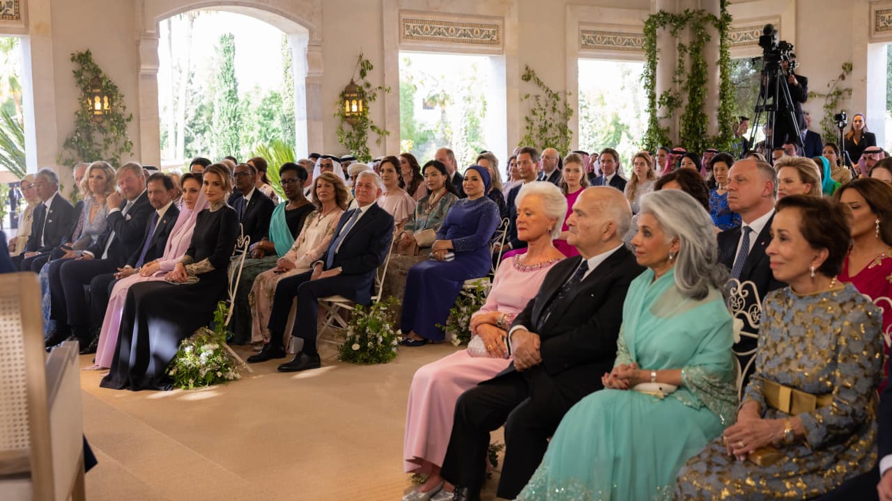 إطلالات ساحرة وراقية في حفل زفاف الأمير الحسين والأميرة رجوة.. إليكم أبرزها