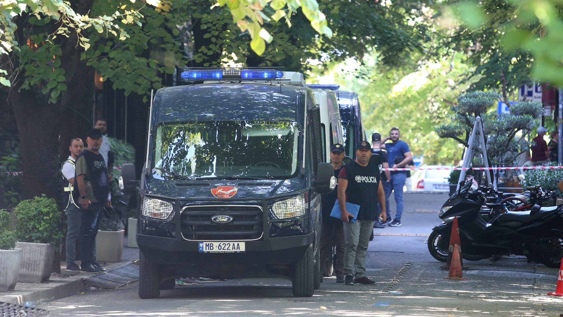 تقوم قوات الشرطة الألبانية بتأمين المنطقة المحيطة بسفارة جمهورية إيران الإسلامية ، بعد أن دخل أفراد من وحدة الشرطة الخاصة المبنى في تيرانا في سبتمبر