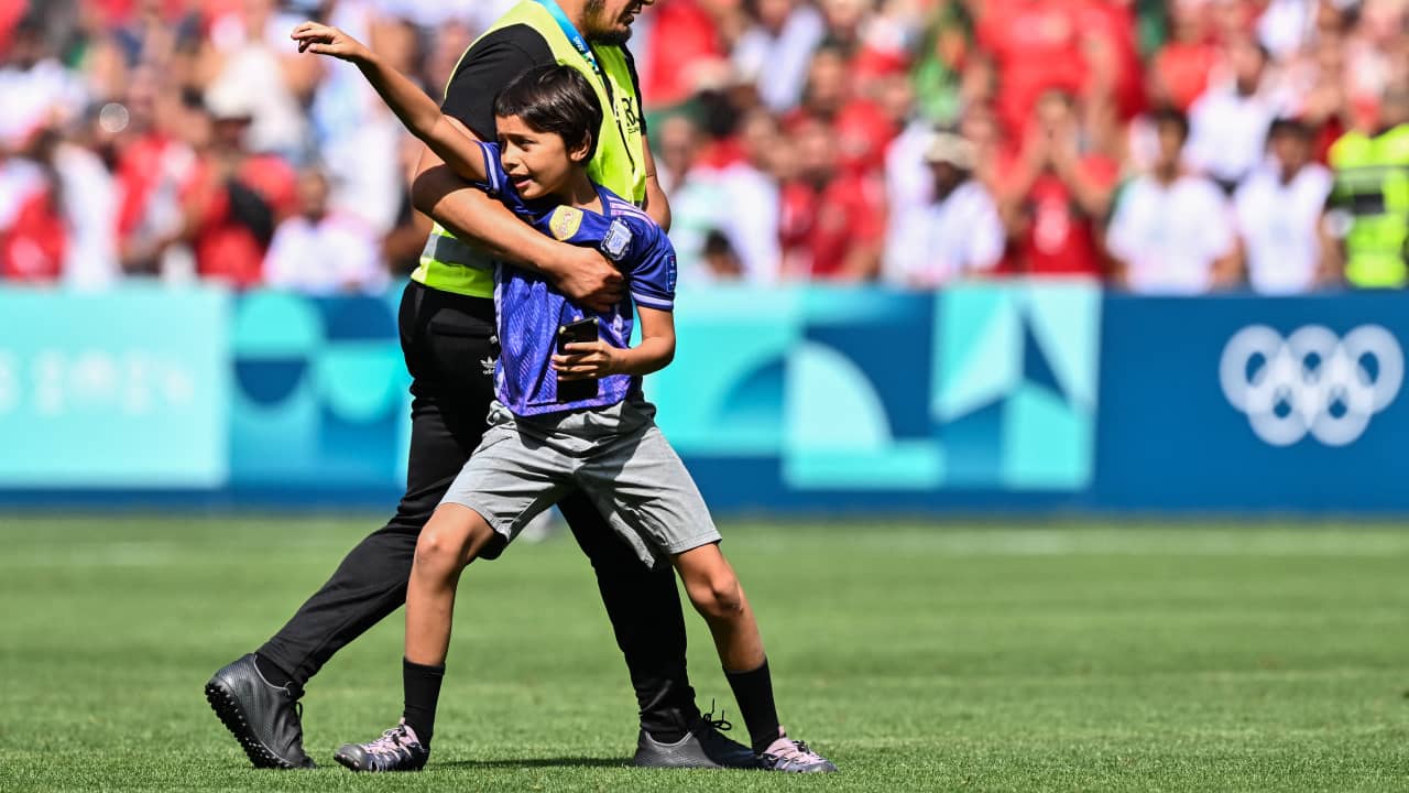 لاعب المغرب يثير تفاعلا بلقطة مع طفل طلب التصوير مع جوليان ألفاريز