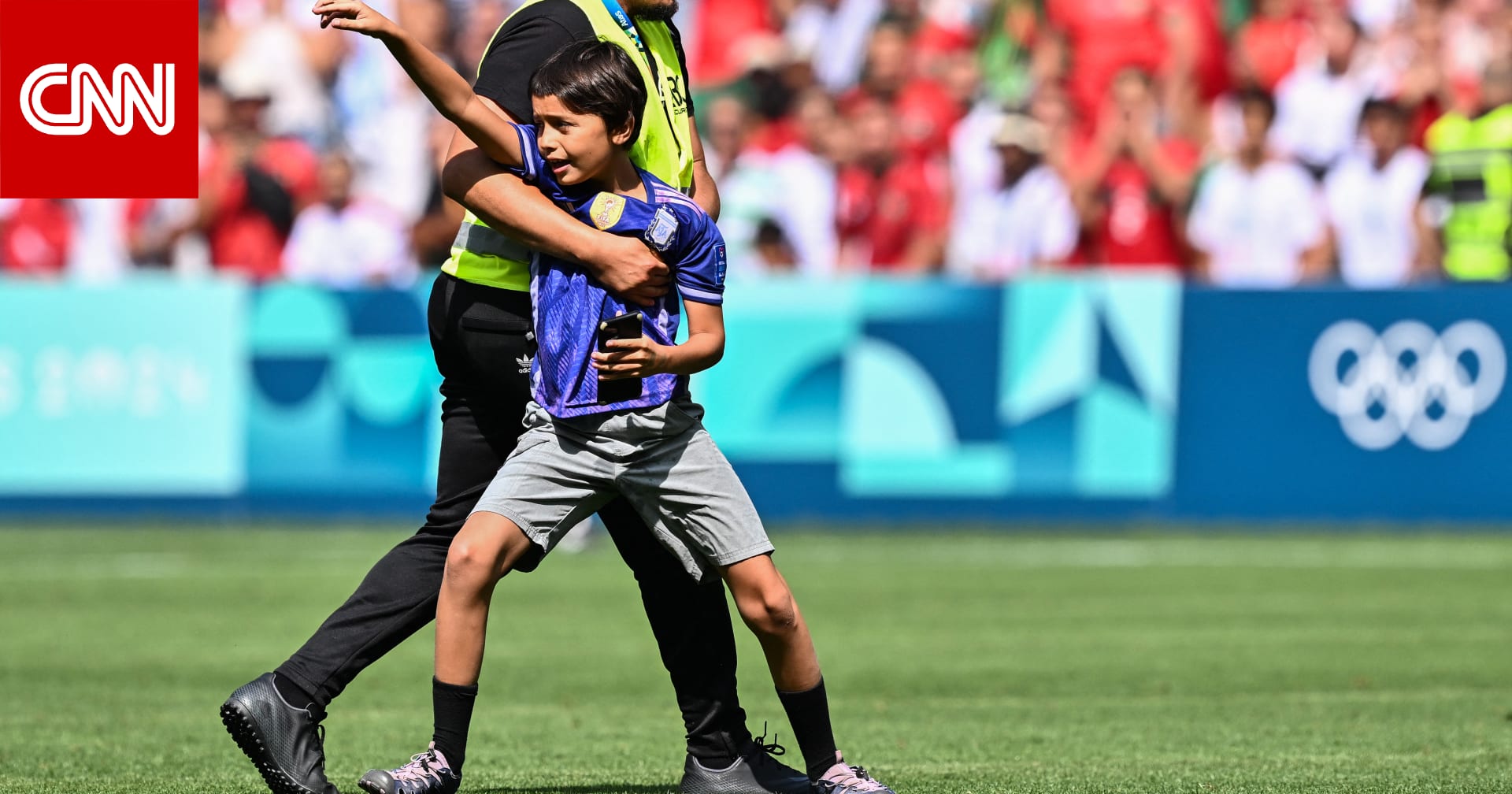لاعب المغرب يثير تفاعلا بلقطة مع طفل طلب التصوير مع جوليان ألفاريز