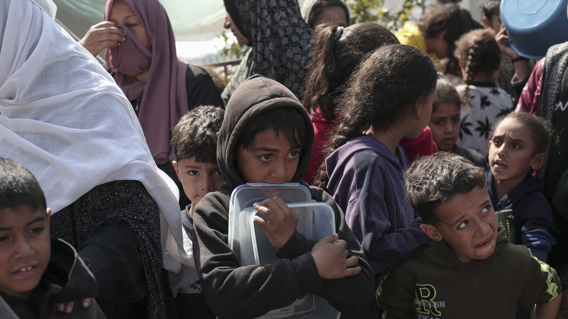 "بمشاركة أردنية".. القيادة المركزية الأمريكية تكشف تفاصيل أول إنزال جوي للمساعدات إلى غزة 3 "بمشاركة أردنية".. القيادة المركزية الأمريكية تكشف تفاصيل أول إنزال جوي للمساعدات إلى غزة