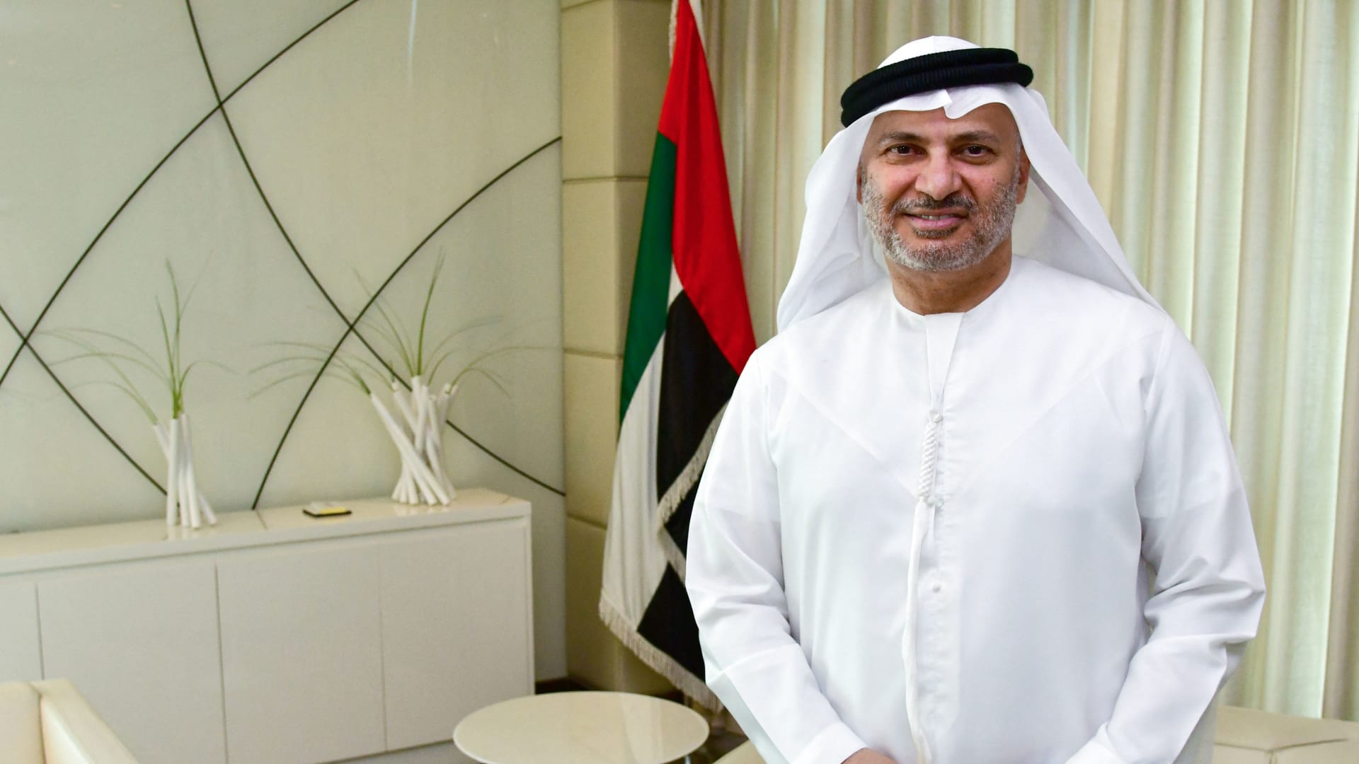 أنور قرقاش: ماذ يمنع العالم العربي من النهوض من الأزمات والحروب وأوهام الأيديولوجيا؟