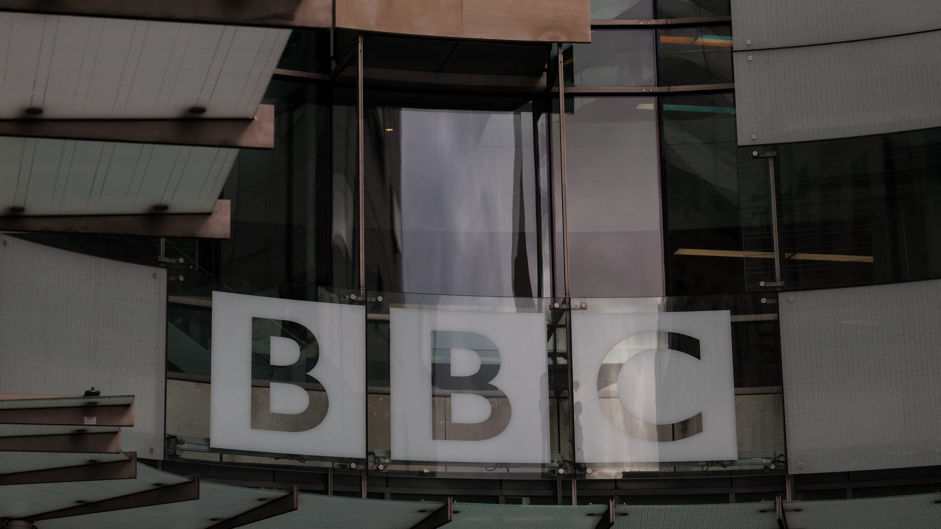 فيديو معدّل لخطاب ترامب عرض قبل عام يطيح بمسؤولين في BBC الآن.. ما القصة؟