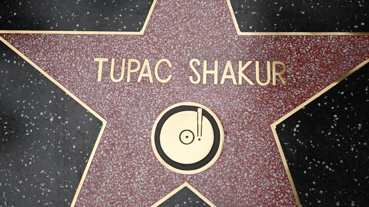 مصدر لـCNN: إلقاء القبض على شخص مرتبط بمقتل مغني الراب توباك شاكور عام 1996