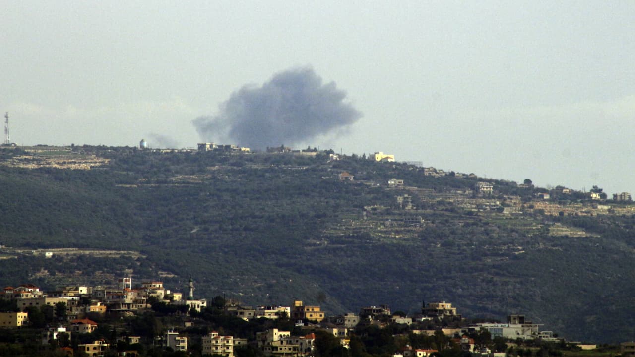 الجيش الإسرائيلي يضرب مواقع لـ"حزب الله".. ولبنان يعلن سقوط قتلى وجرحى