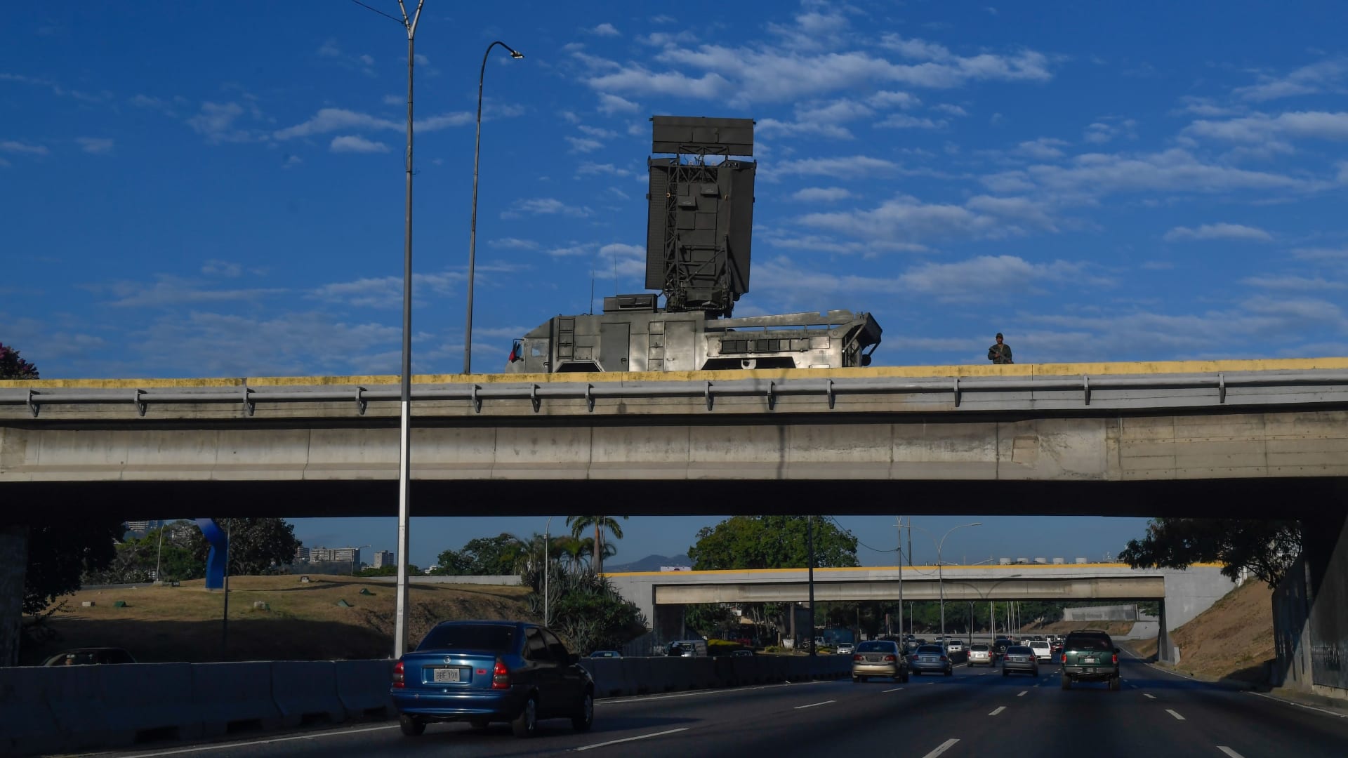 "منظومات رادار بشوارع إيران خشية من ضربة أمريكية".. ما حقيقة الفيديو المتداول؟