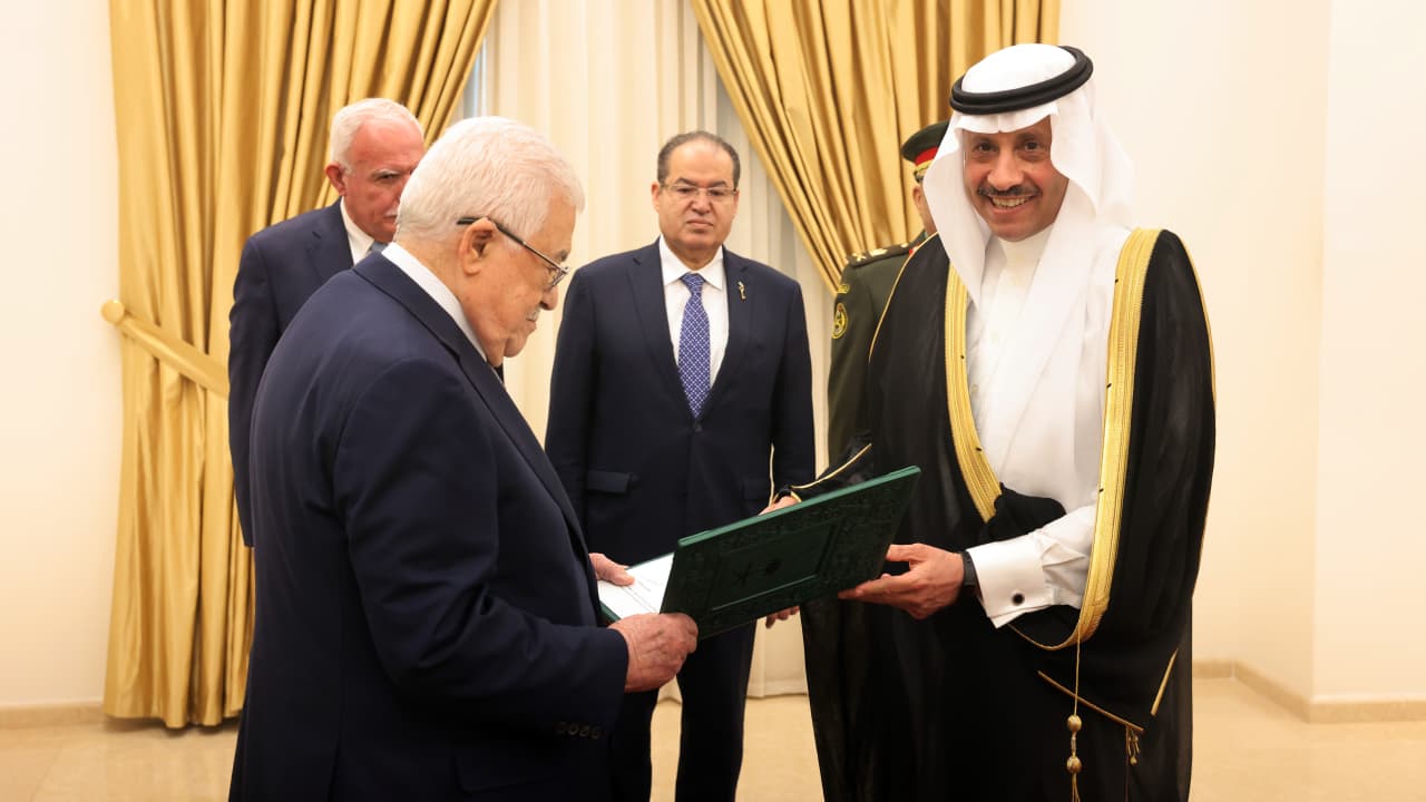 محمود عباس يقبل أوراق نايف السديري سفيرا للسعودية..وهذا ما قاله عن العلاقات مع الرياض