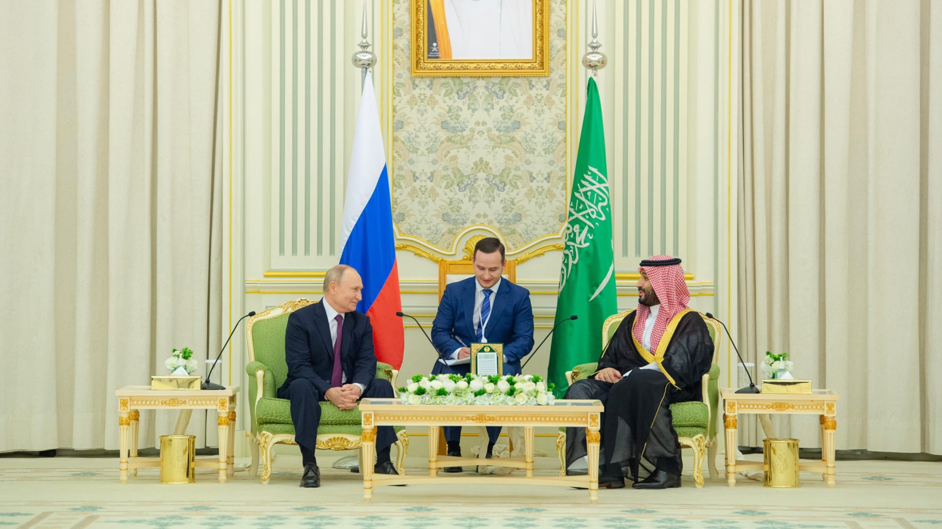 محمد بن سلمان مُقاطعًا مترجم بوتين: السعودية "لم تستقل ولم تكن مُستعمرة" من قبل في التاريخ