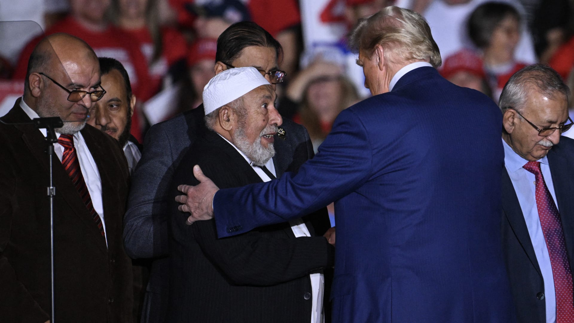 عمل على آلة القلي.. شاهد ترامب في ماكدونالدز لإعداد وتوزيع الطلبات خلال حملته الانتخابية