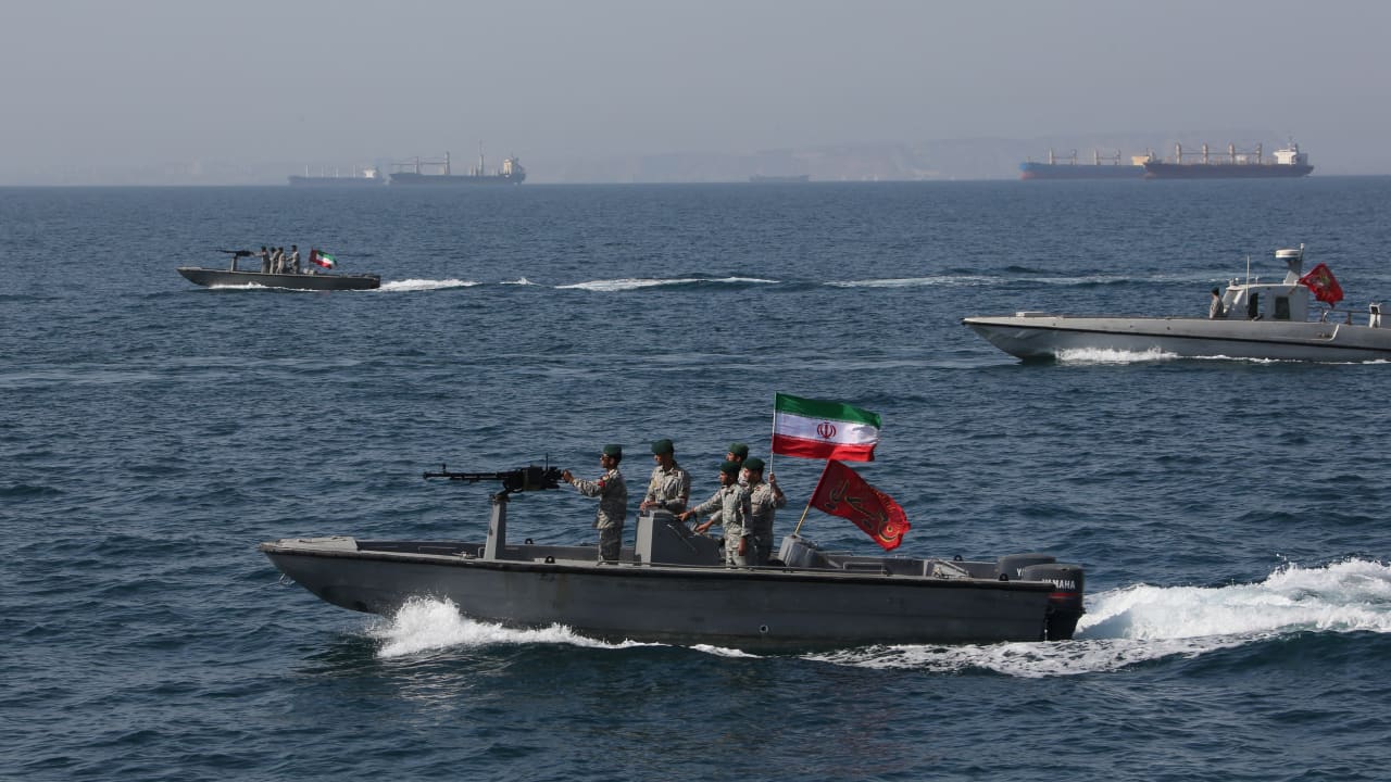البيت الأبيض يدين استيلاء إيران على سفينة شحن قرب مضيق هرمز