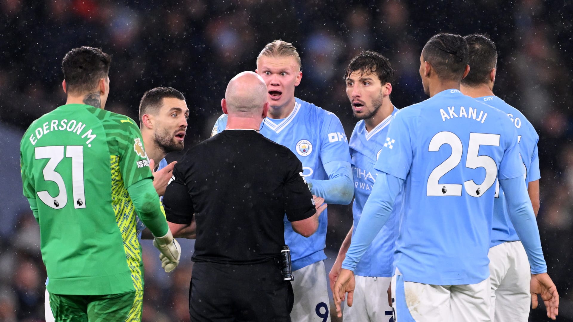 لاعبو مانشستر سيتي ينفعلون غضبًا على الحكم.. وهالاند يعلق: "ما هذا الهُراء" 1 لاعبو مانشستر سيتي ينفعلون غضبًا على الحكم.. وهالاند يعلق: "ما هذا الهُراء"
