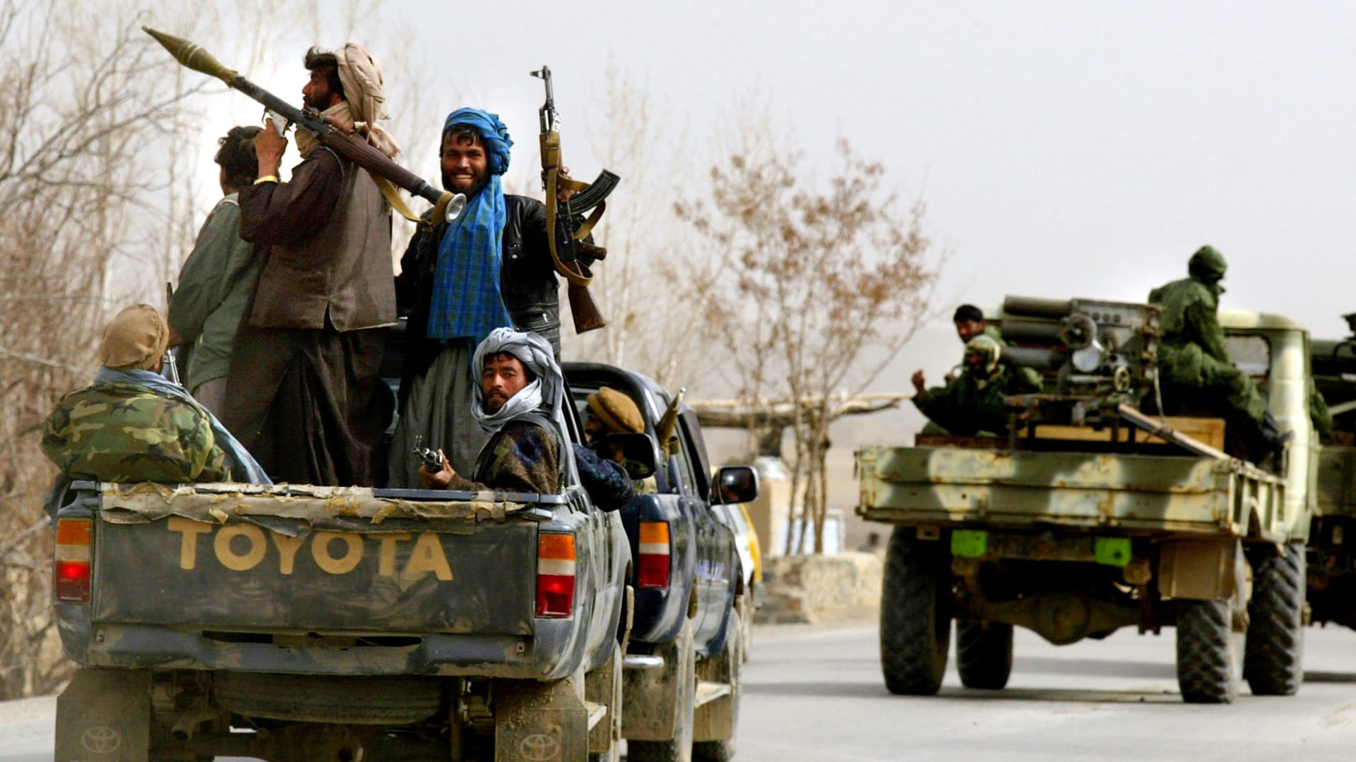 مواكب حركة طالبان تستولي على مركبات عسكرية أمريكية