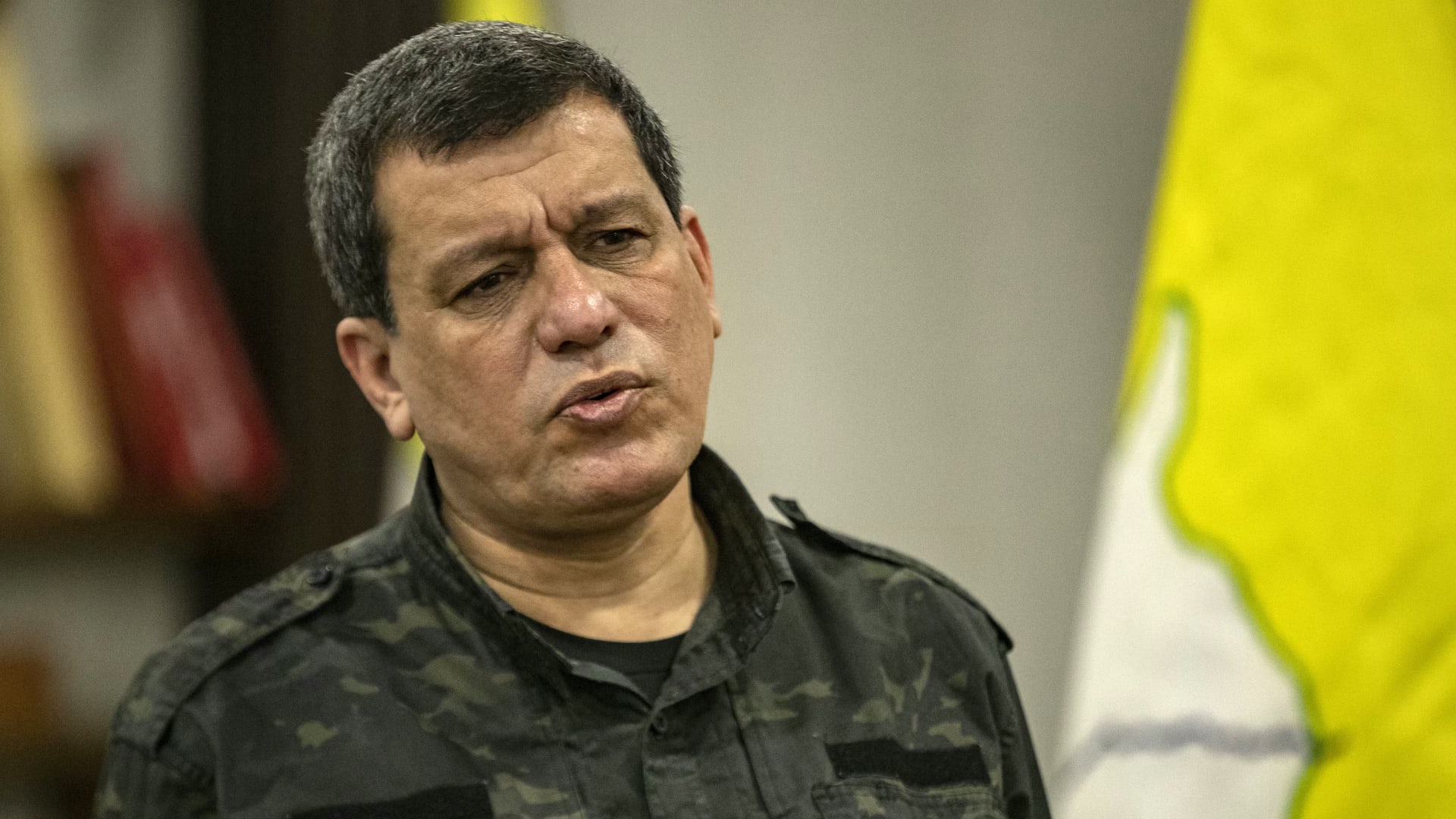 بعد أنباء عن إطلاق قوات كردية النار على متظاهرين في الرقة قائد قسد يرد