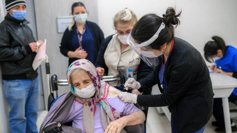 بدء توفير اللقاح للمسنين في تركيا بعد أشهر من الإغلاق