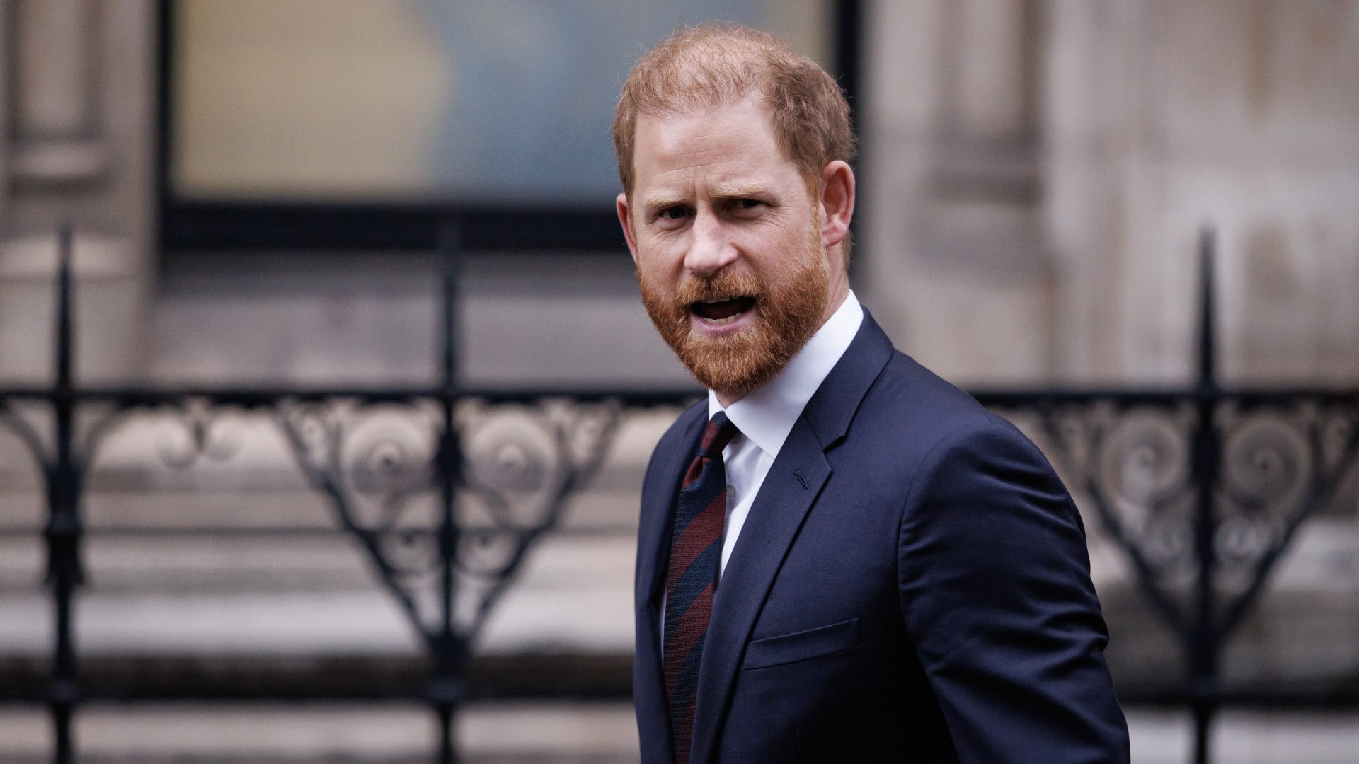 الأمير هاري وتأثره بتصريح عن صحيفة جعلت حياة زوجته ميغان ماركل بائسة