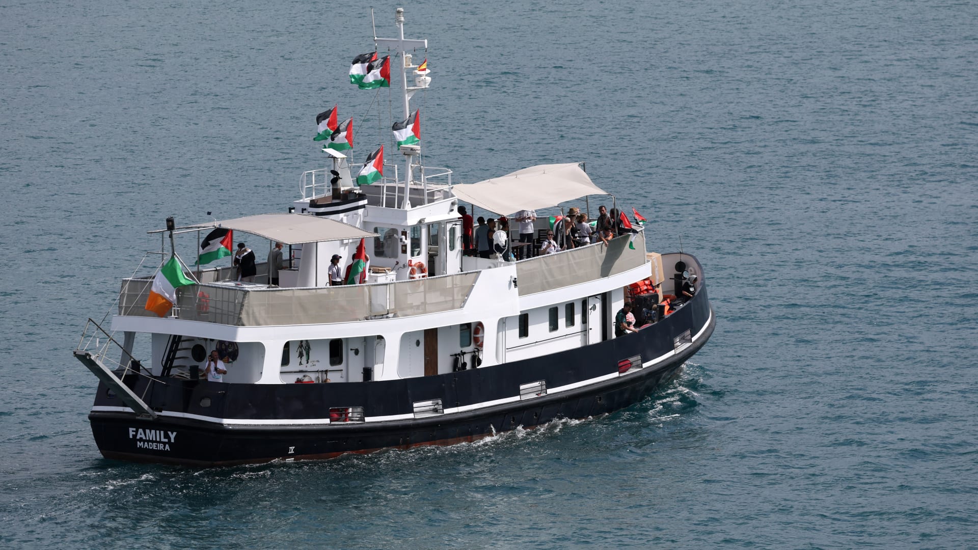 المقررة الأممية: قارب بأسطول المساعدات لغزة تعرض"على ما يبدو" لهجوم في تونس بمسيرة