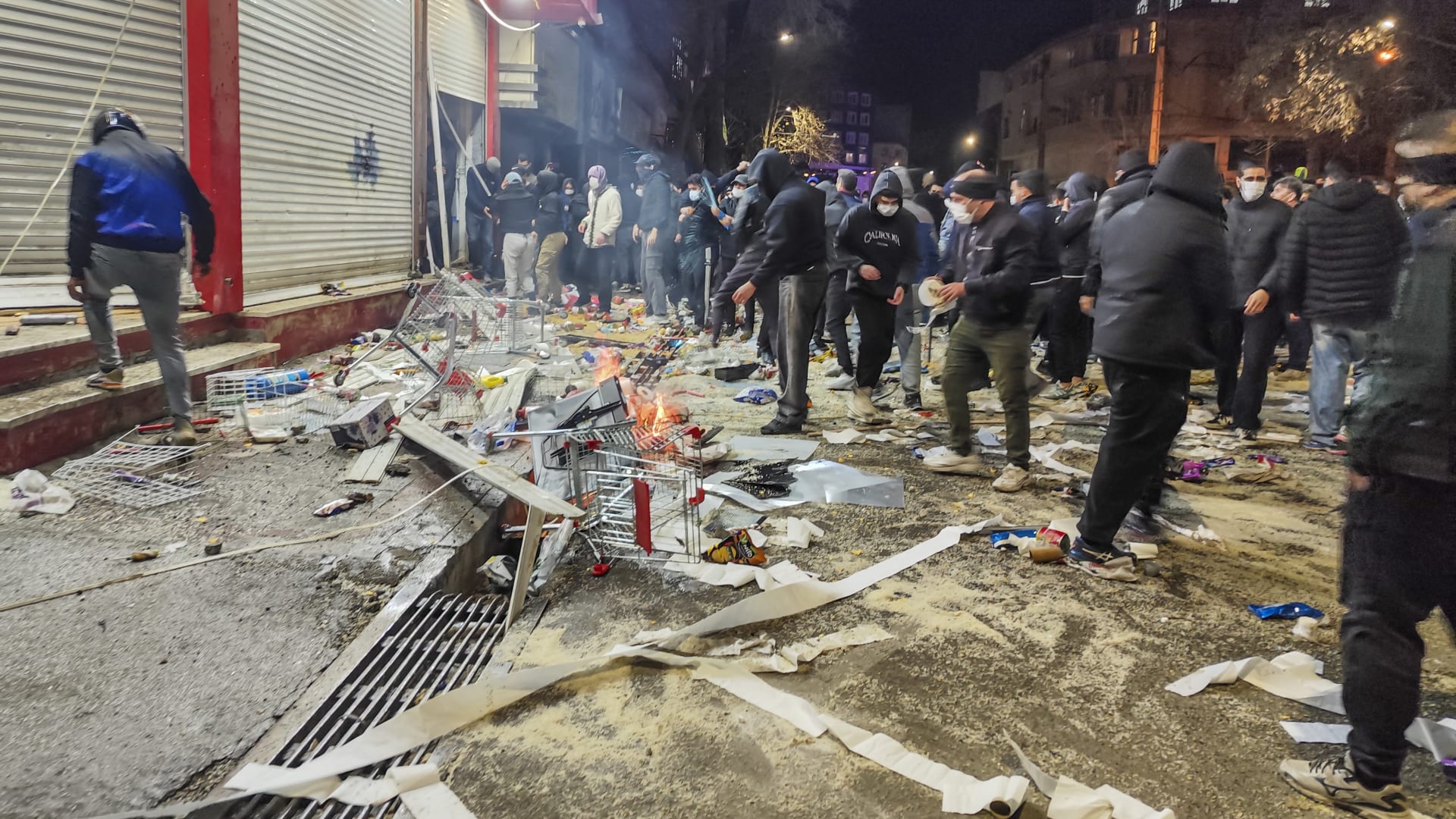 احتجاجات إيران تتصاعد: مظاهرات في طهران وسط قطع الإنترنت وخطوط الهاتف.. وترامب يكرر تهديده للنظام