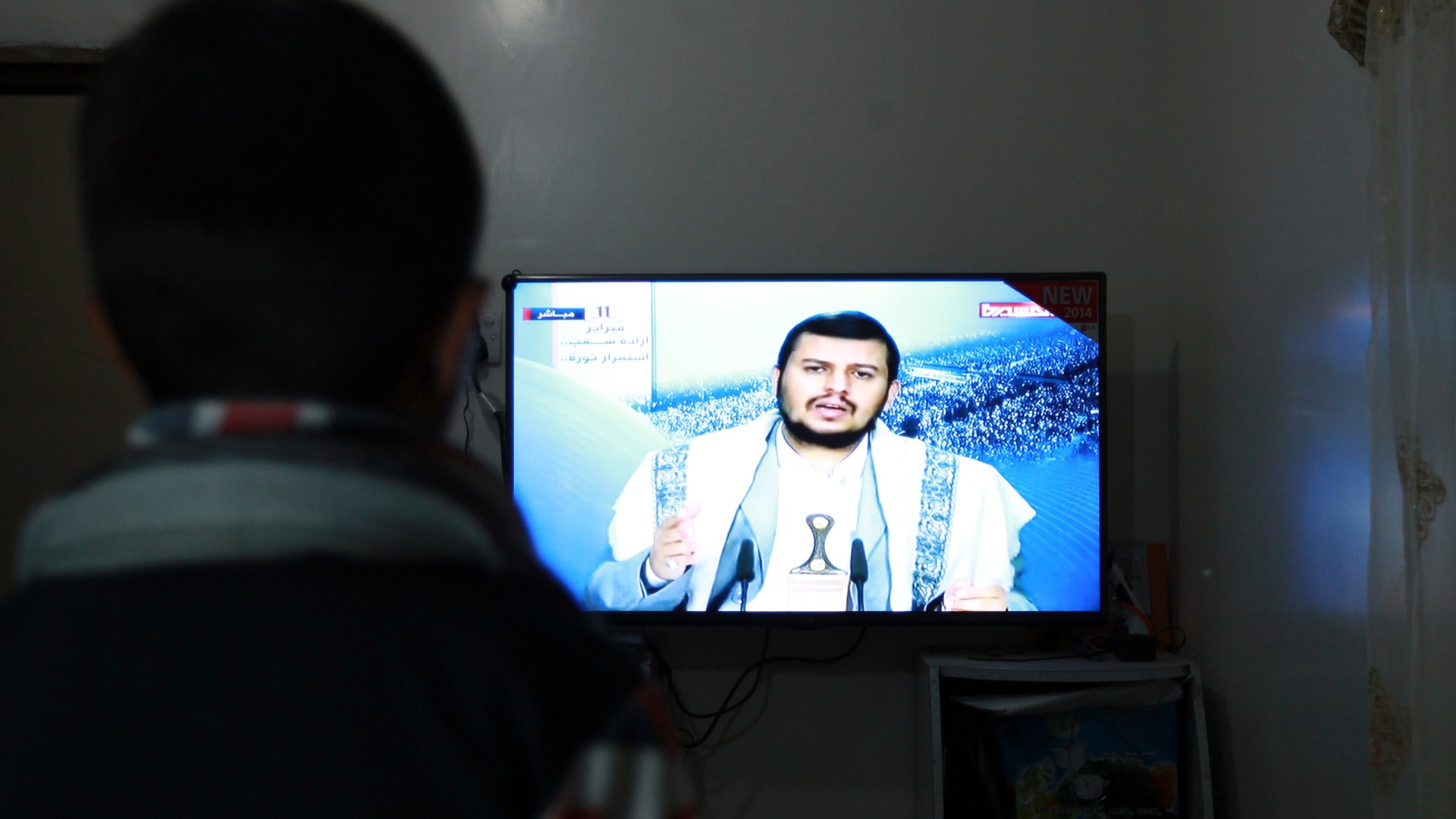 صورة أرشيفية ليمني يشاهد كلمة تلفزيونية لعبدالملك الحوثي 