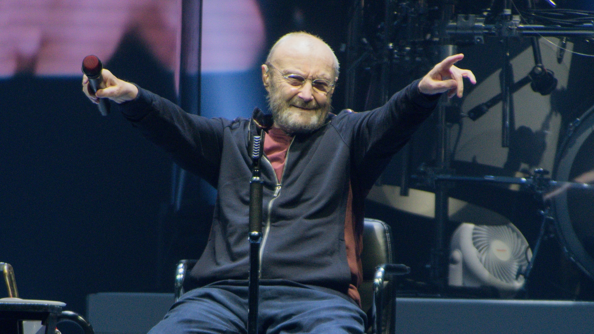 يتلقى الرعاية على مدار الساعة.. نجم الروك البريطاني فيل كولينز يكشف عن معاناته الصحية