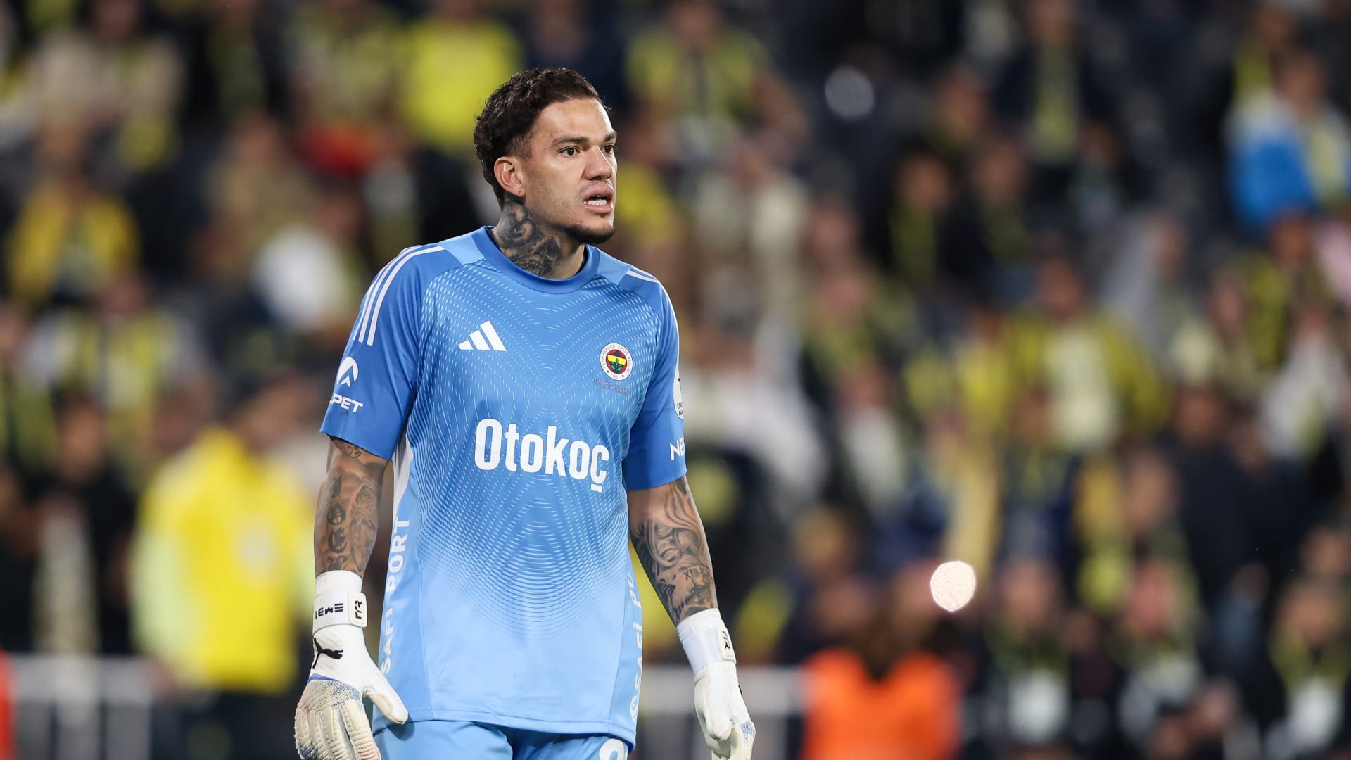 تصرف غير متوقع من إيدرسون بعد رمي جماهير بشكتاش علب المياه عليه