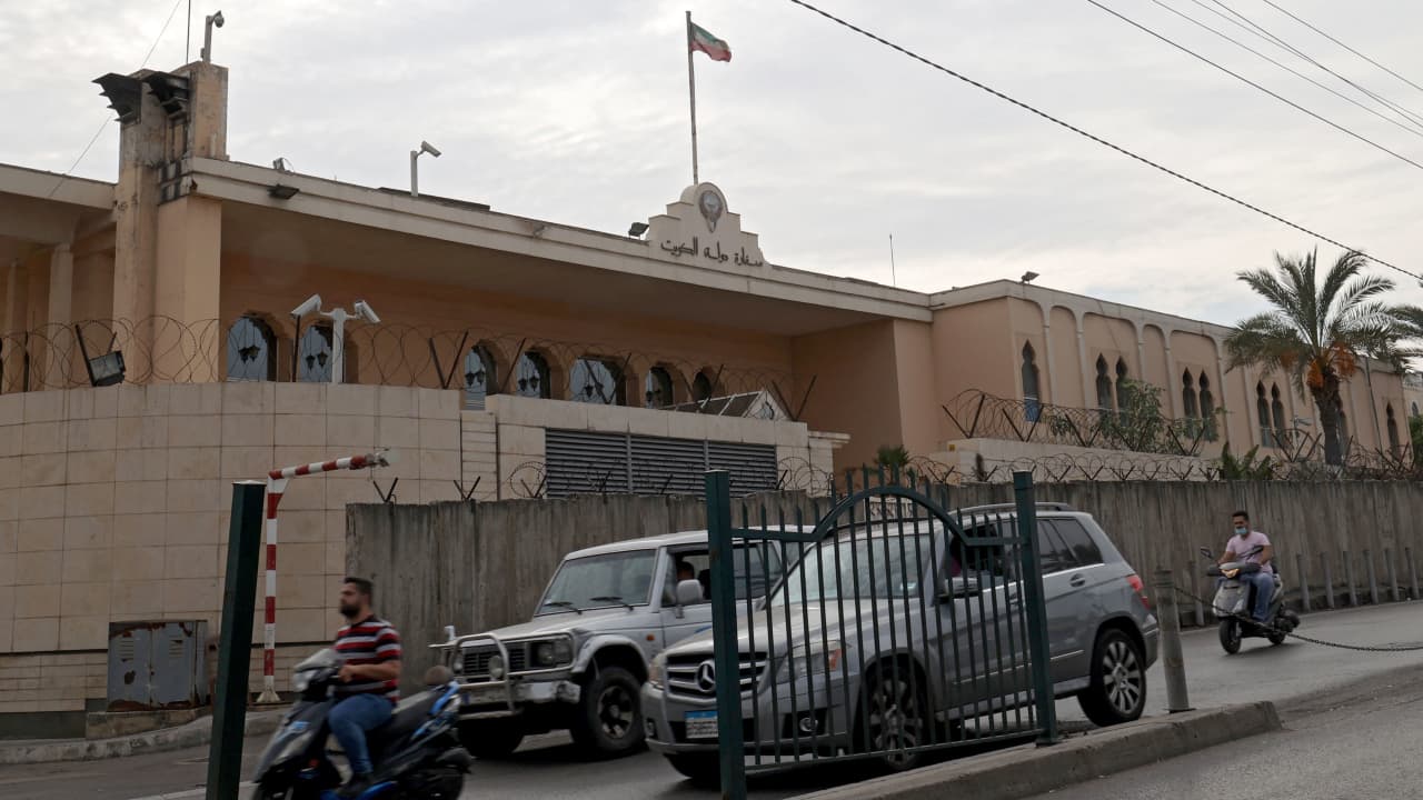 سفارة الكويت في لبنان تدعو رعاياها في الدولة للعودة الطوعية والتواصل معها