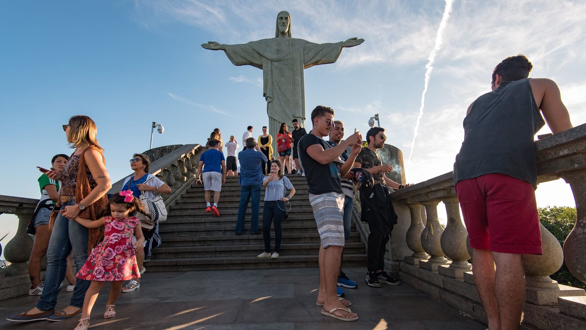 شاهد أصدقاء يقيمون حفلة على منصة متدلية من منطاد هوائي بالبرازيل
