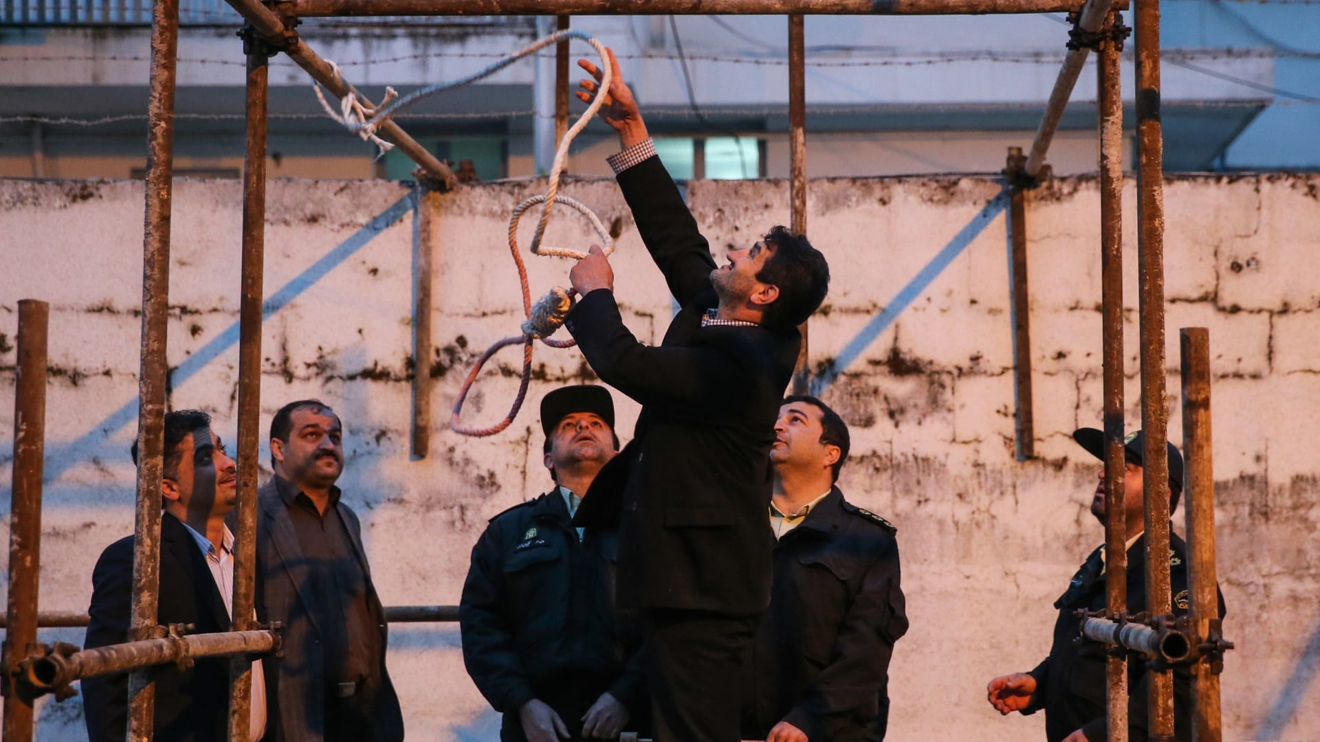 صورة ارشيفية لمسؤولين إيرانيين يحضرون المشنقة العام 2014