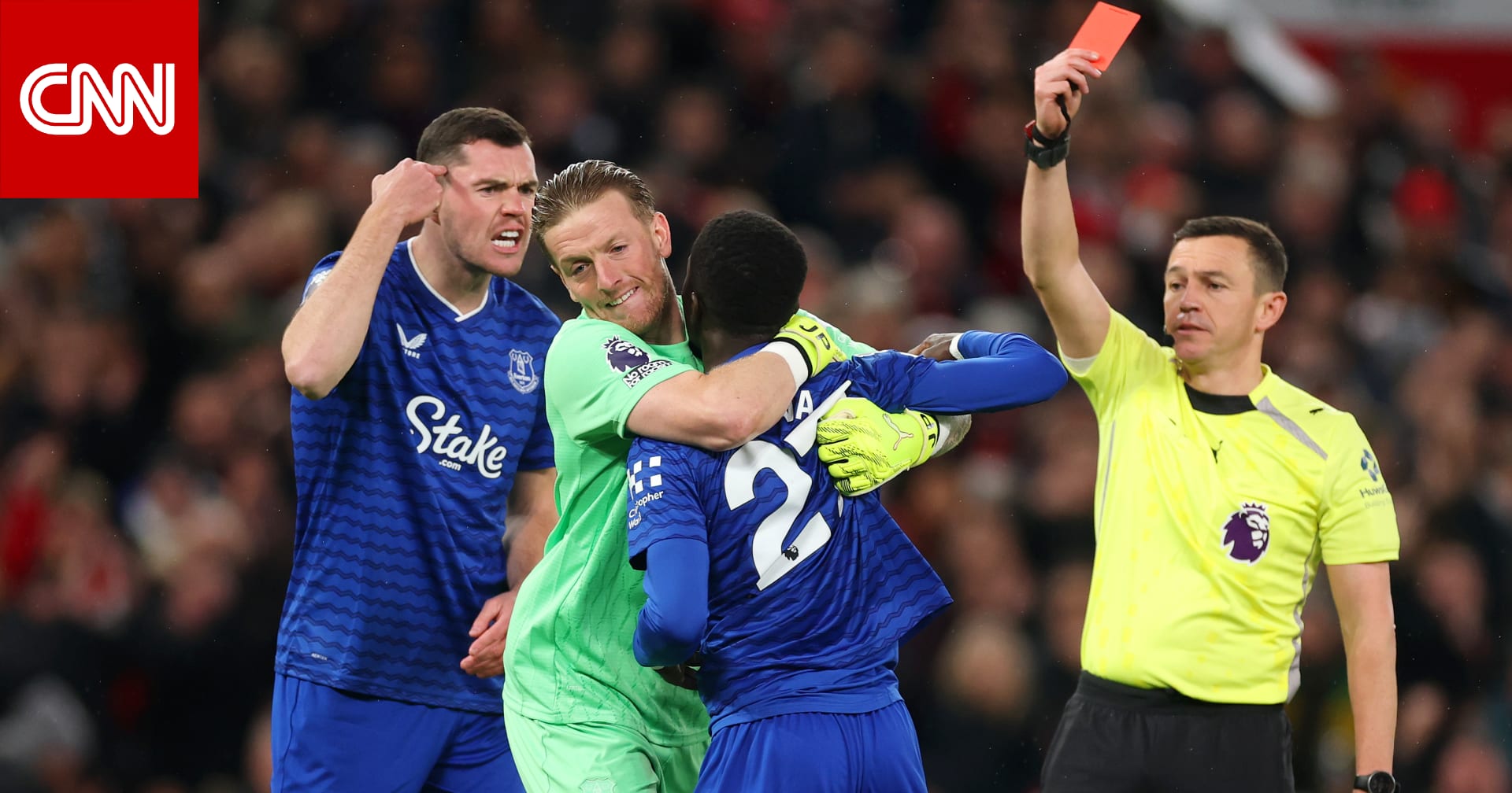 حادثة غريبة في البريميرليغ.. طرد لاعب إيفرتون بعد اعتدائه بالضرب على زميله