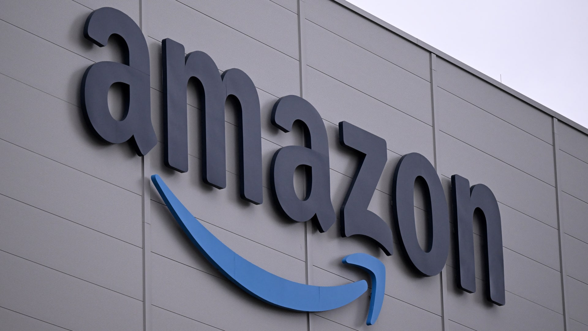 أمازون تستغني عن 30 ألف وظيفة مع اشتداد معركة الذكاء الاصطناعي.. ما الذي يحدث؟