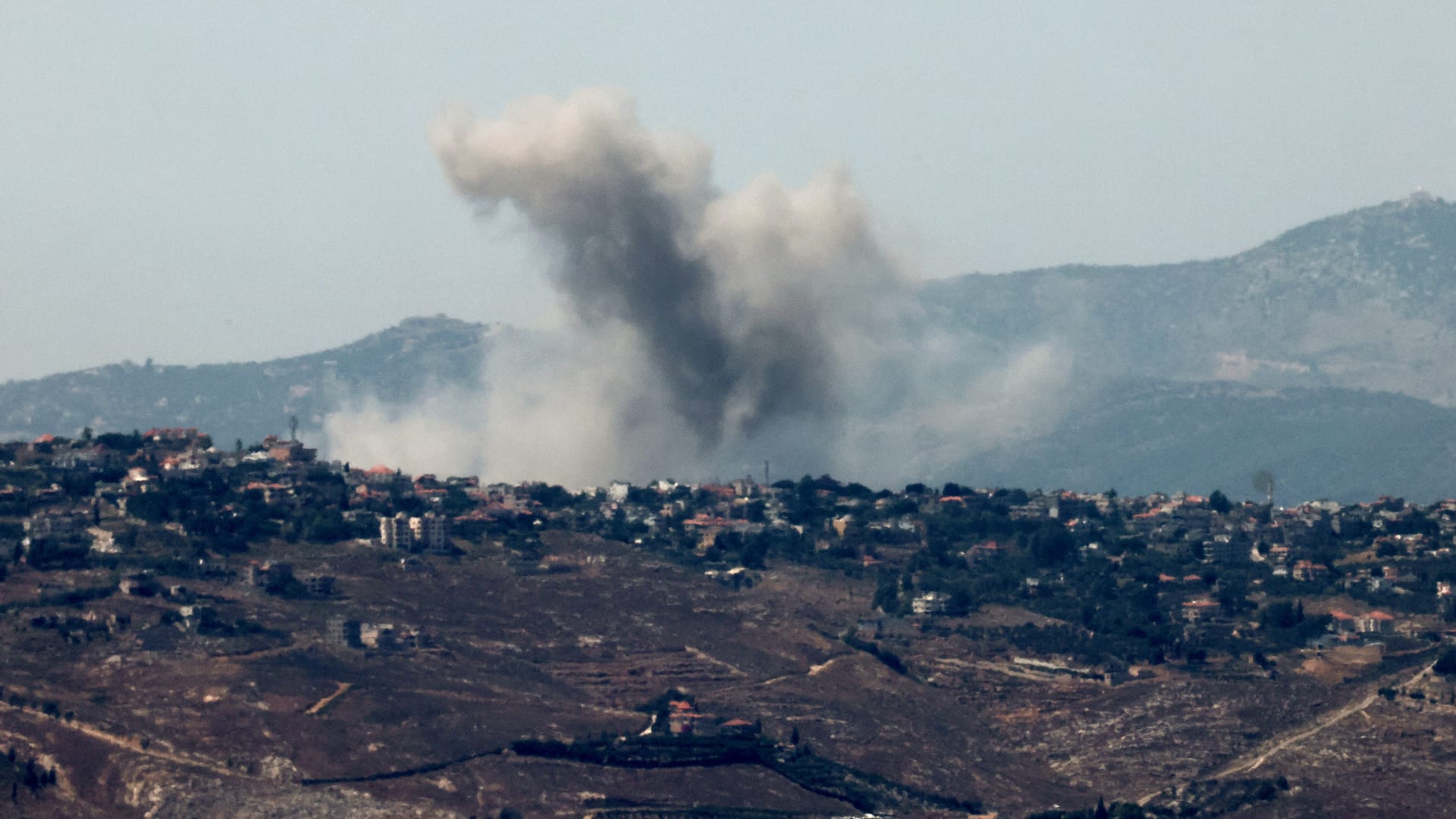 شاهد.. اشتباكات جديدة على الحدود بين لبنان وإسرائيل تهدد بتوسع الصراع