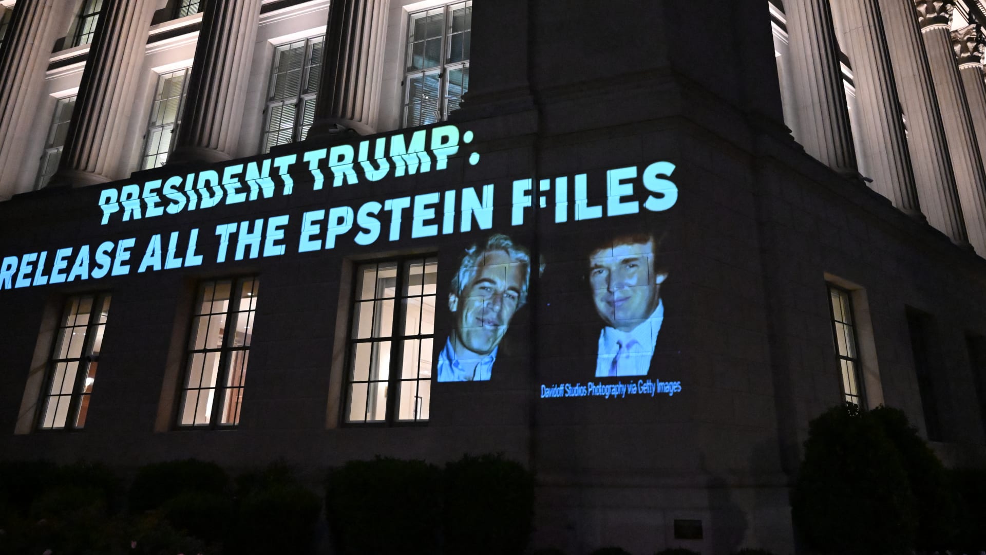 أول تعليق للبيت الأبيض على ظهور ترامب في الصور الجديدة لإبستين