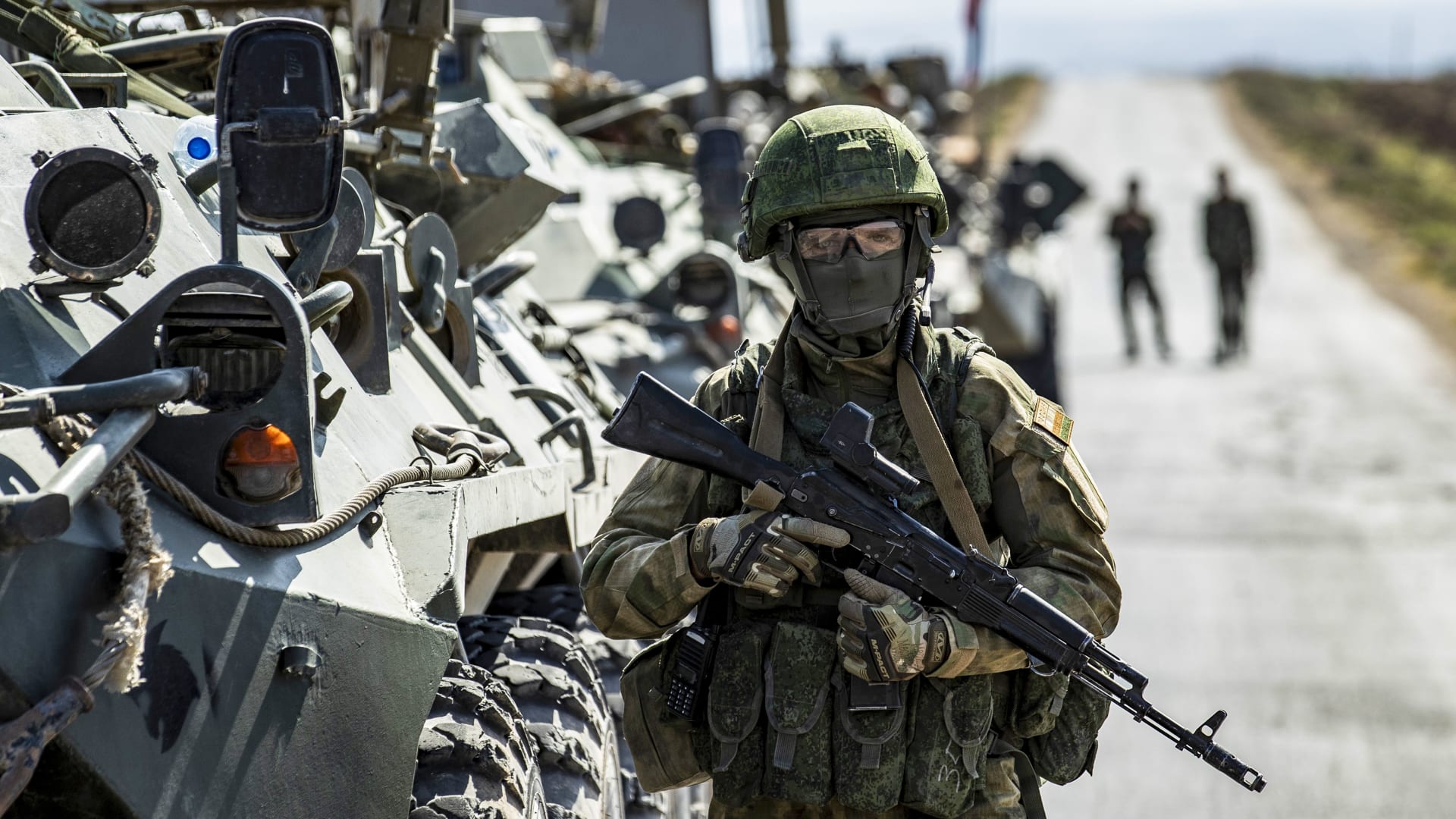 تكتيك غريب.. شاهد كيف يخوض الجيش الروسي المعارك في أوكرانيا